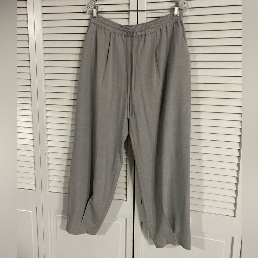Grey ankle pants, lightly worn
